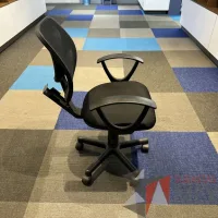 Lote 022 - Silla secretarial con ruedas, descansabrazos, respaldo en malla y asiento en tela color negro - Imagen 4