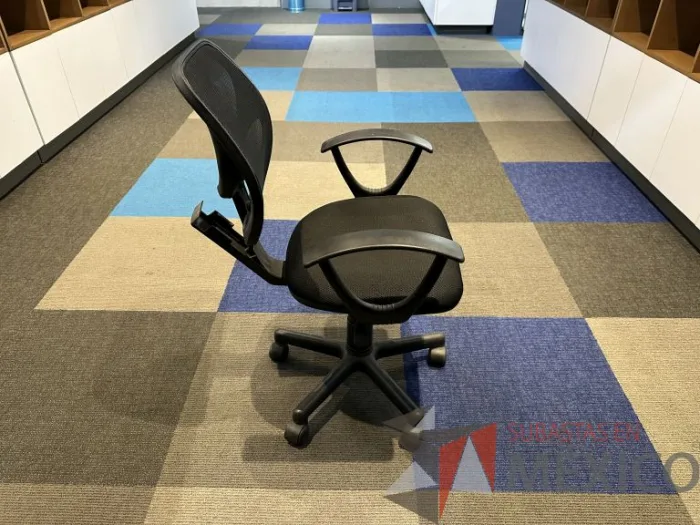 Lote 022 - Silla secretarial con ruedas, descansabrazos, respaldo en malla y asiento en tela color negro - Imagen 4