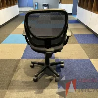 Lote 022 - Silla secretarial con ruedas, descansabrazos, respaldo en malla y asiento en tela color negro - Imagen 5