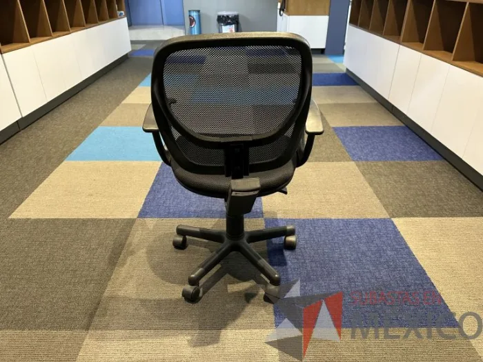 Lote 022 - Silla secretarial con ruedas, descansabrazos, respaldo en malla y asiento en tela color negro - Imagen 5