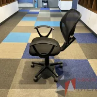 Lote 022 - Silla secretarial con ruedas, descansabrazos, respaldo en malla y asiento en tela color negro - Imagen 6