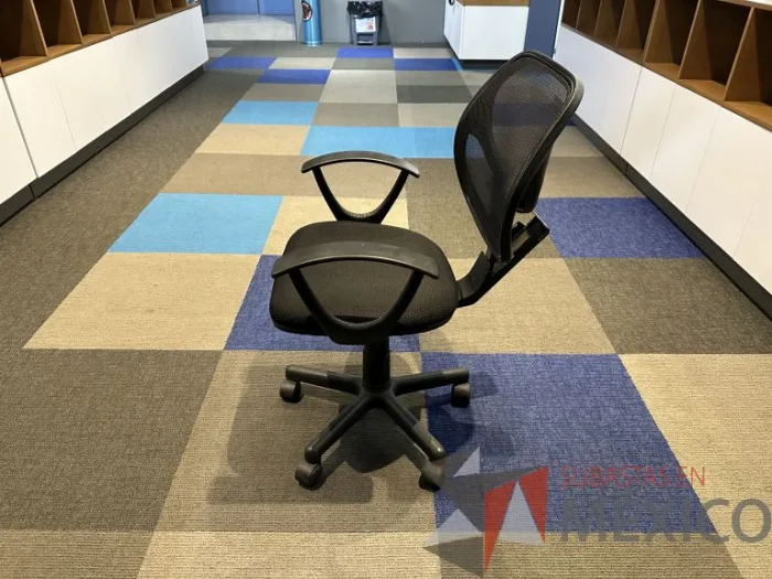 Lote 022 - Silla secretarial con ruedas, descansabrazos, respaldo en malla y asiento en tela color negro - Imagen 6