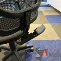 Lote 022 - Silla secretarial con ruedas, descansabrazos, respaldo en malla y asiento en tela color negro - Imagen 7