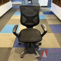 Lote 023 - Silla operativa con ruedas, descansabrazos, respaldo en malla y asiento en tela color negro