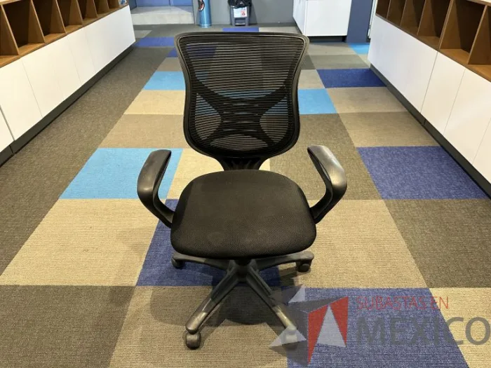 Lote 023 - Silla operativa con ruedas, descansabrazos, respaldo en malla y asiento en tela color negro