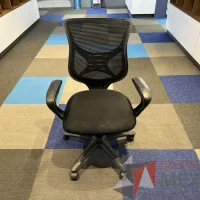 Lote 023 - Silla operativa con ruedas, descansabrazos, respaldo en malla y asiento en tela color negro - Imagen 3