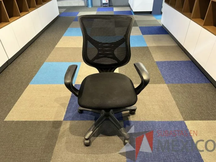 Lote 023 - Silla operativa con ruedas, descansabrazos, respaldo en malla y asiento en tela color negro - Imagen 3