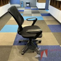 Lote 023 - Silla operativa con ruedas, descansabrazos, respaldo en malla y asiento en tela color negro - Imagen 4