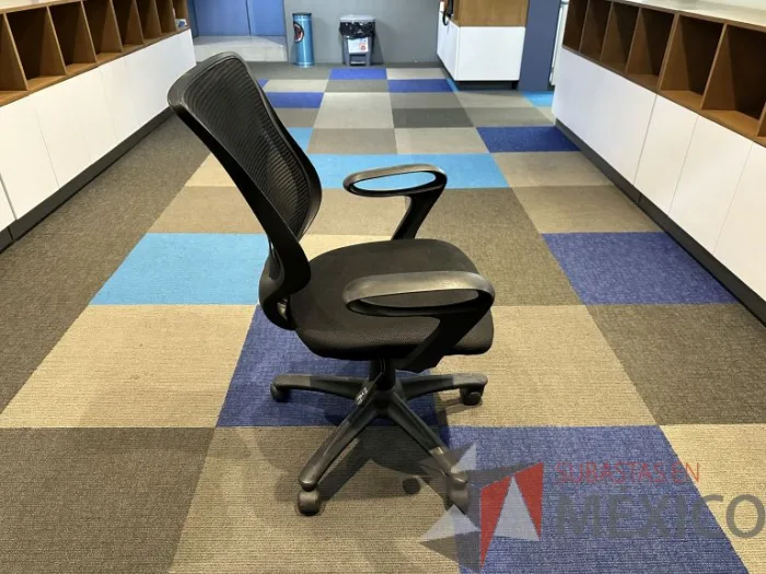 Lote 023 - Silla operativa con ruedas, descansabrazos, respaldo en malla y asiento en tela color negro - Imagen 4