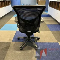 Lote 023 - Silla operativa con ruedas, descansabrazos, respaldo en malla y asiento en tela color negro - Imagen 5