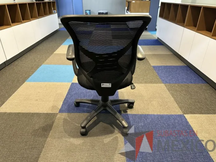 Lote 023 - Silla operativa con ruedas, descansabrazos, respaldo en malla y asiento en tela color negro - Imagen 5