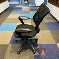 Lote 023 - Silla operativa con ruedas, descansabrazos, respaldo en malla y asiento en tela color negro - Imagen 6