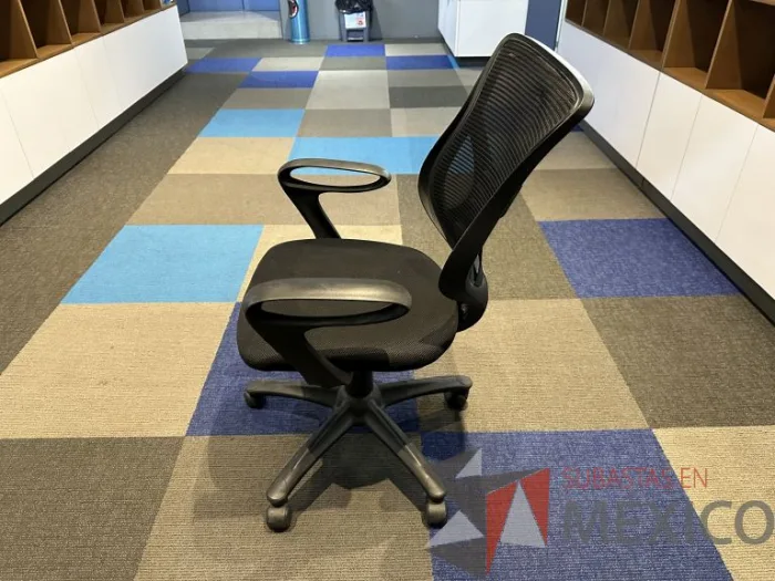 Lote 023 - Silla operativa con ruedas, descansabrazos, respaldo en malla y asiento en tela color negro - Imagen 6