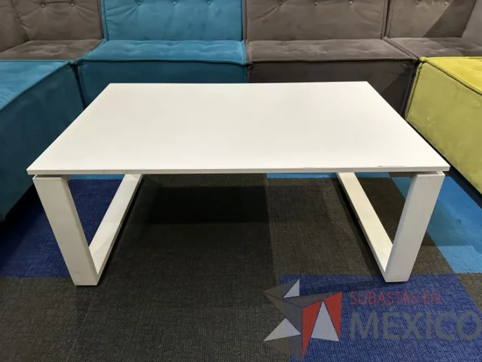 Lote 026 - Mesa de apoyo rectangular