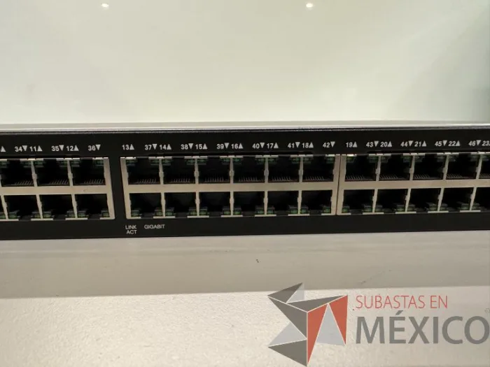 Lote 022 - Switch CISCO SG200-50 de 50 puertos - Imagen 6