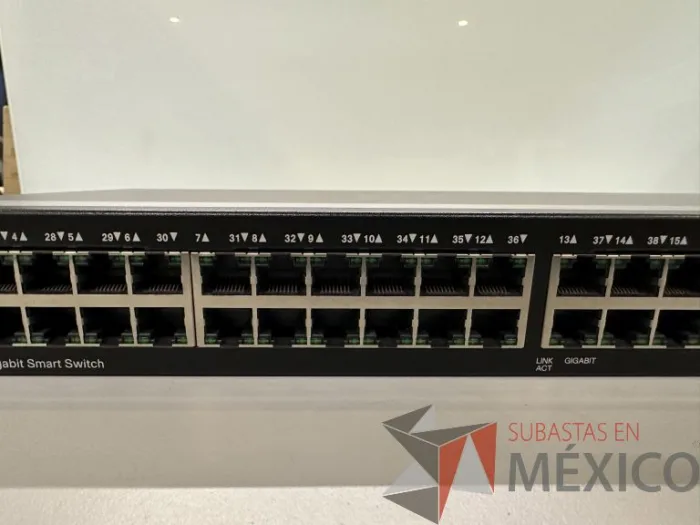 Lote 022 - Switch CISCO SG200-50 de 50 puertos - Imagen 7