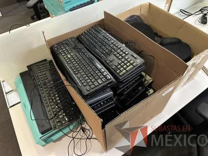 Lote 027 - Caja con 33 teclados de diferentes modelos - Imagen 4