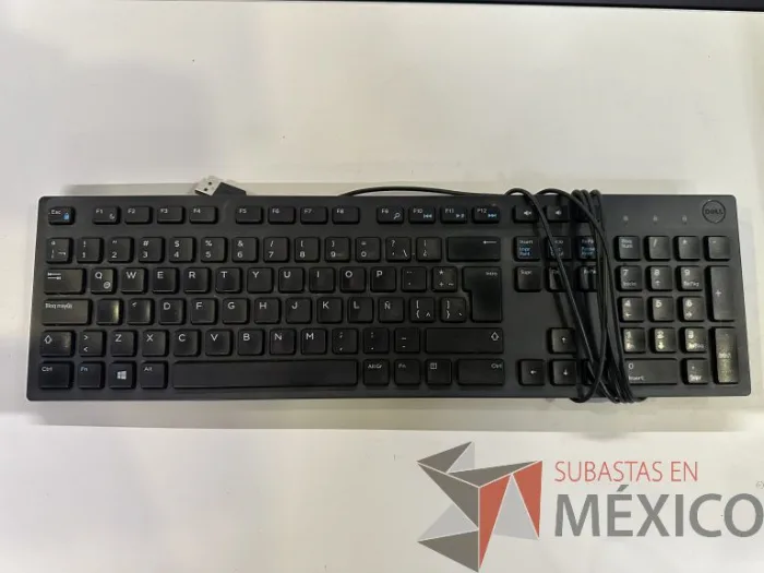 Lote 027 - Caja con 33 teclados de diferentes modelos