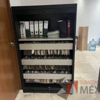 Lote 004 - Gabinete con 2 puertas corredizas, 1entrepaño y 3 charolas