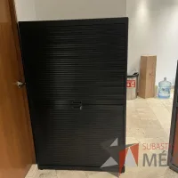 Lote 004 - Gabinete con 2 puertas corredizas, 1entrepaño y 3 charolas - Imagen 5
