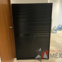 Lote 004 - Gabinete con 2 puertas corredizas, 1entrepaño y 3 charolas - Imagen 2
