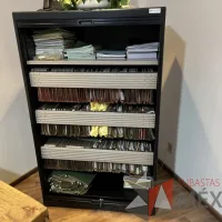 Lote 005 - Gabinete con 2 puertas corredizas, 1entrepaño y 3 charolas