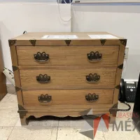 Lote 015 - Gabinete con 3 cajones de madera de encino americano