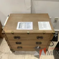 Lote 015 - Gabinete con 3 cajones de madera de encino americano - Imagen 5