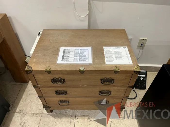 Lote 015 - Gabinete con 3 cajones de madera de encino americano - Imagen 5