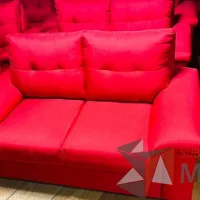 Lote 005 - Sillón de 2 plazas en tela color rojo
