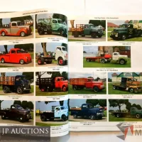 Lote 064 - 2 obras WORL'S GREATEST AUTO SHOW: Celebrating a Century in Chicago, Ed. Krauser, 304 pages, SHOW TIME (22nD Special Collector Issue) Magazine, a publication of the American Truck Historical Society, 2015.