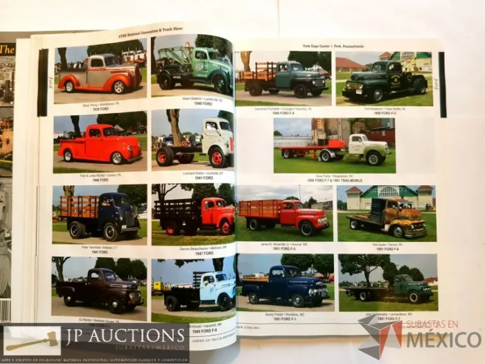 Lote 064 - 2 obras WORL'S GREATEST AUTO SHOW: Celebrating a Century in Chicago, Ed. Krauser, 304 pages, SHOW TIME (22nD Special Collector Issue) Magazine, a publication of the American Truck Historical Society, 2015.