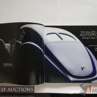 Lote 079 - 2 libros sobre los autos de los años 30 y 40: THE ALLURE OF THE AUTOMOBILE: Driving in Style 1930 - 1965. Autor. Ken Gross & Ronald T. Labaco. Ed. High Museum of Art, Portland Art Museum. 144 paginas. Agregamos un segundo libro: CARS OF THE THIRTIES AND FORTIES, Autor Michael Sedgwick, Ed. Crescent Books, 1992, 240 paginas - Imagen 2