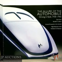Lote 079 - 2 libros sobre los autos de los años 30 y 40: THE ALLURE OF THE AUTOMOBILE: Driving in Style 1930 - 1965. Autor. Ken Gross & Ronald T. Labaco. Ed. High Museum of Art, Portland Art Museum. 144 paginas. Agregamos un segundo libro: CARS OF THE THIRTIES AND FORTIES, Autor Michael Sedgwick, Ed. Crescent Books, 1992, 240 paginas - Imagen 3
