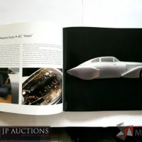 Lote 079 - 2 libros sobre los autos de los años 30 y 40: THE ALLURE OF THE AUTOMOBILE: Driving in Style 1930 - 1965. Autor. Ken Gross & Ronald T. Labaco. Ed. High Museum of Art, Portland Art Museum. 144 paginas. Agregamos un segundo libro: CARS OF THE THIRTIES AND FORTIES, Autor Michael Sedgwick, Ed. Crescent Books, 1992, 240 paginas - Imagen 7