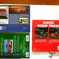 Lote 093 - Lote de 3 libros  THE HEMMINGS BOOK OF PICK UP TRUCKS, 120 paginas  RUSTY PICKUPS : American Workhouses put to pasture, Autor Michael Harrington, 2011, 140 paginas, pasta dura,  CLASSIC PICK UP TRUCKS,