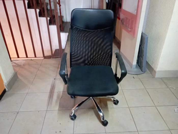 Lote 002 - Silla Ejecutiva Con Respaldo De Malla Y Tela