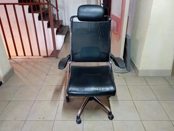 Lote 001 - Silla Ejecutiva Respaldo En Malla y Cabecera - Imagen 2