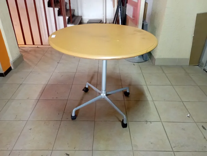 Lote 025 - Mesa Circular Con Base De Cruceta Y Ruedas