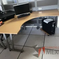 Lote 018 - 2 Escritorios con base metálica y orificio para cables - Imagen 2