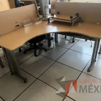 Lote 018 - 2 Escritorios con base metálica y orificio para cables - Imagen 3