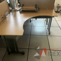 Lote 018 - 2 Escritorios con base metálica y orificio para cables - Imagen 4