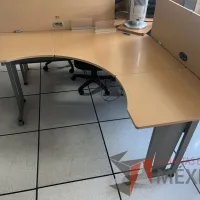 Lote 018 - 2 Escritorios con base metálica y orificio para cables - Imagen 7