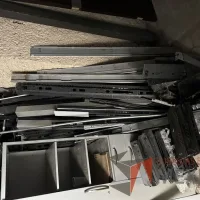 Lote 041 - Lote con 918 piezas de accesorios para estación de trabajo - Imagen 17