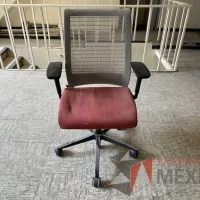Lote 002 - 6 Sillas operativas con ruedas, descansabrazos, asiento en tela color rojo y respaldo en malla color beige - Imagen 2