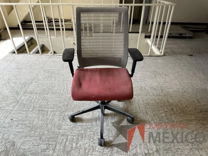 Lote 002 - 6 Sillas operativas con ruedas, descansabrazos, asiento en tela color rojo y respaldo en malla color beige - Imagen 2