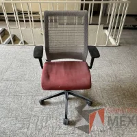 Lote 002 - 6 Sillas operativas con ruedas, descansabrazos, asiento en tela color rojo y respaldo en malla color beige