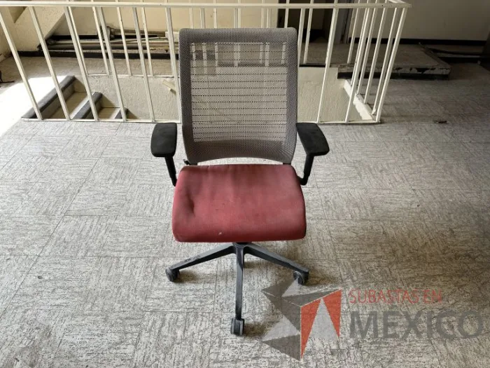 Lote 002 - 6 Sillas operativas con ruedas, descansabrazos, asiento en tela color rojo y respaldo en malla color beige
