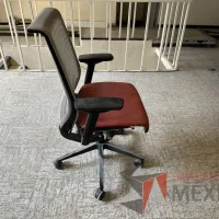 Lote 002 - 6 Sillas operativas con ruedas, descansabrazos, asiento en tela color rojo y respaldo en malla color beige - Imagen 4