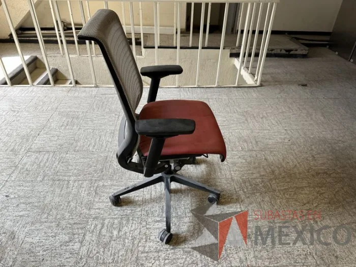 Lote 002 - 6 Sillas operativas con ruedas, descansabrazos, asiento en tela color rojo y respaldo en malla color beige - Imagen 4